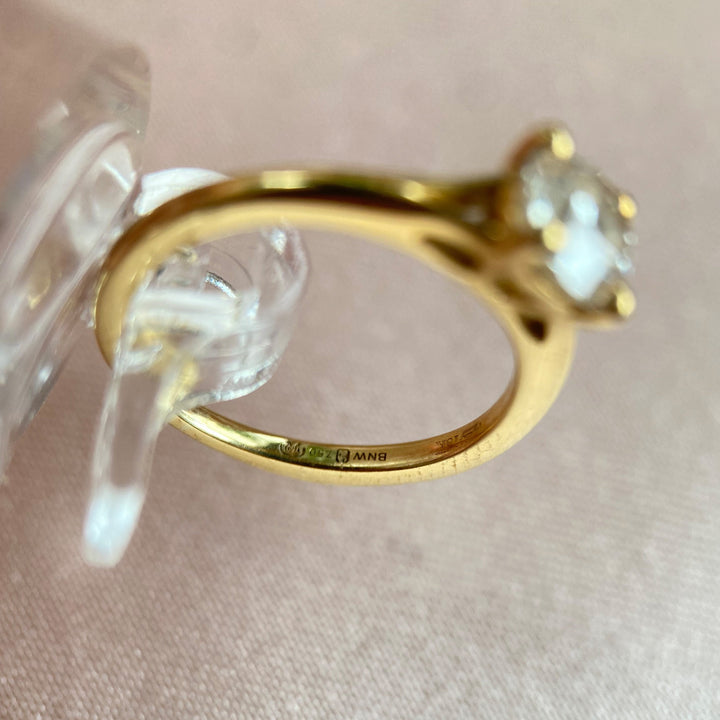 Nahaufnahme der Innenseite des Rings mit sichtbarer 18-Karat-Stempelung des Gelbgolds.