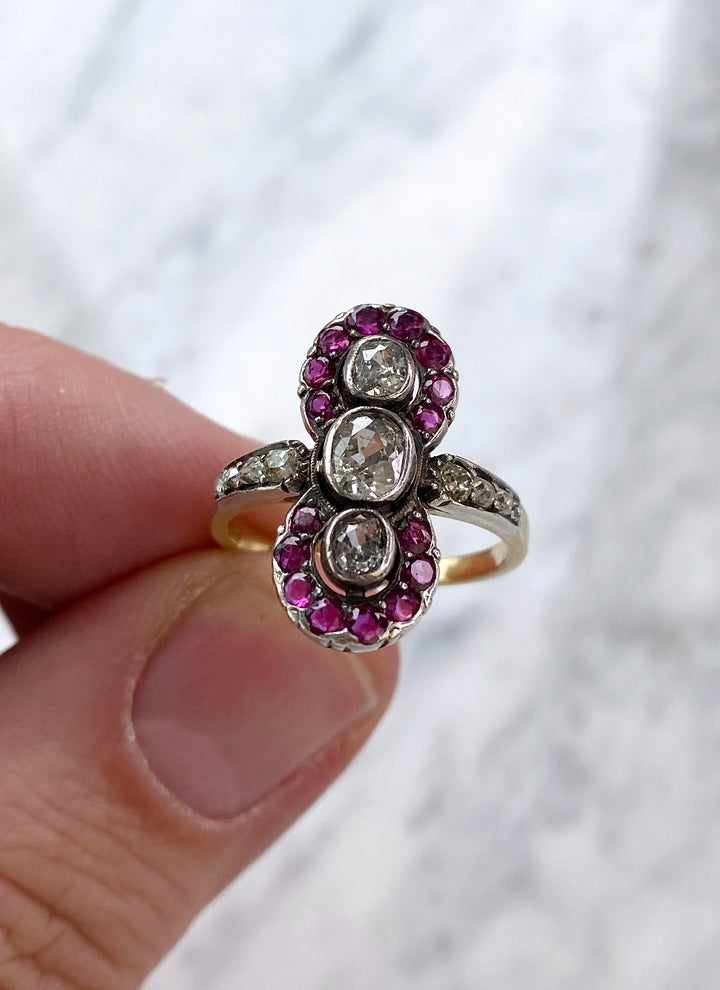 Antiker Diamantring zus. 1,10 ct mit Rubinen: "Trinity's Old European Cut"