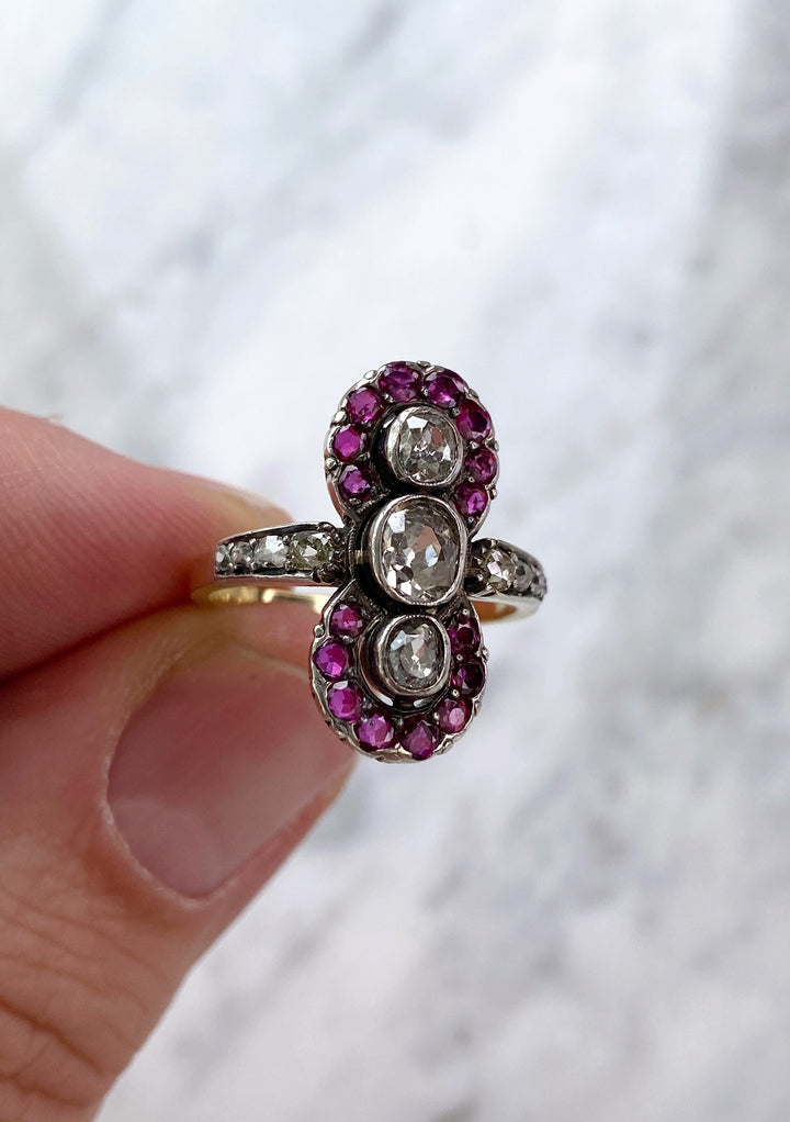 Antiker Diamantring zus. 1,10 ct mit Rubinen: "Trinity's Old European Cut"