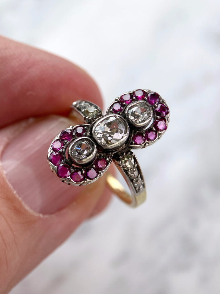 Antiker Diamantring zus. 1,10 ct mit Rubinen: "Trinity's Old European Cut"