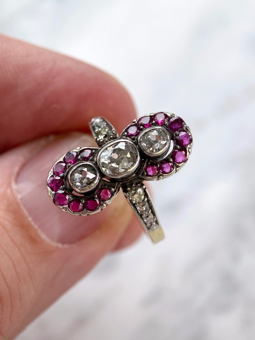 Antiker Diamantring zus. 1,10 ct mit Rubinen: "Trinity's Old European Cut"