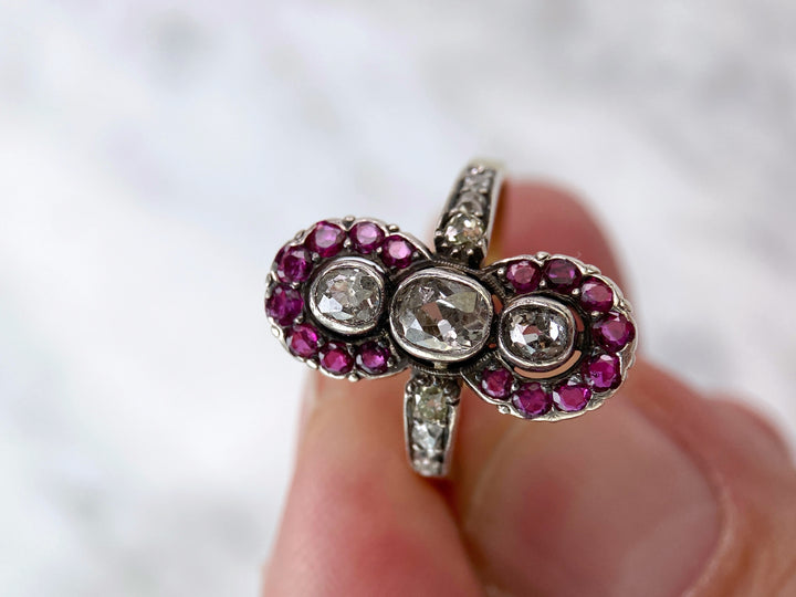 Antiker Diamantring zus. 1,10 ct mit Rubinen: "Trinity's Old European Cut"