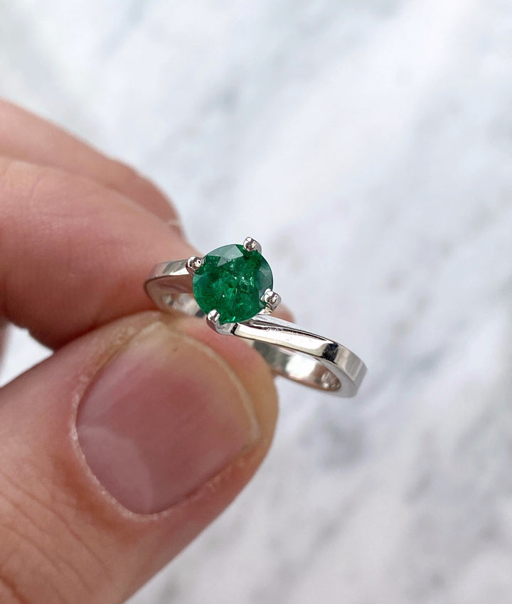Elegant white gold ring with 0.8 ct emerald: "Joys of the Present"