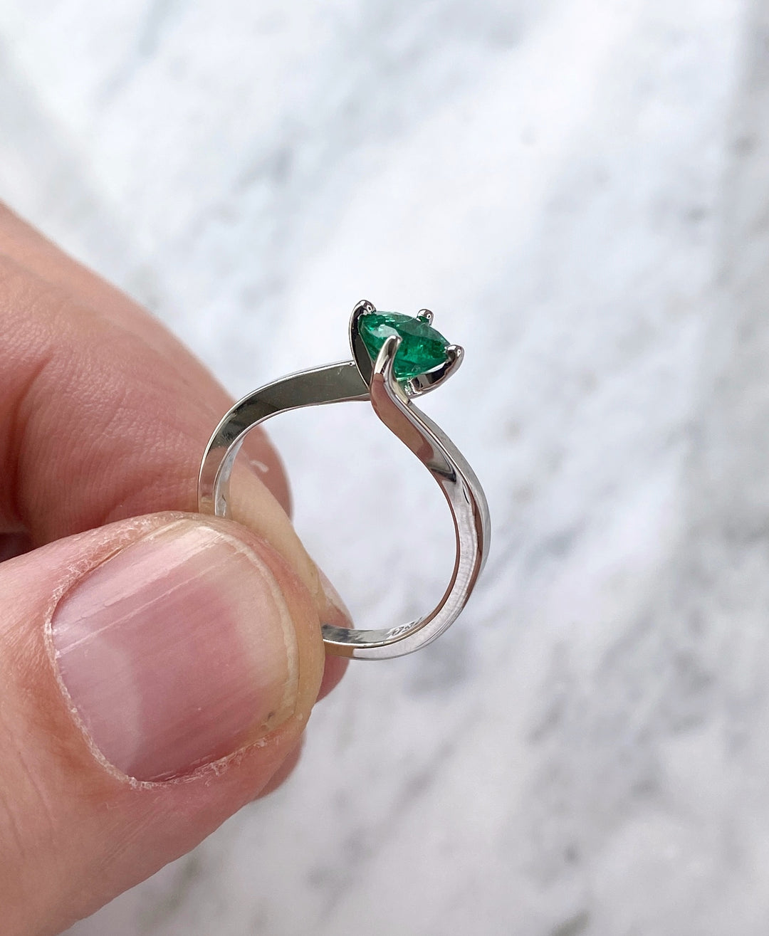 Elegant white gold ring with 0.8 ct emerald: "Joys of the Present"