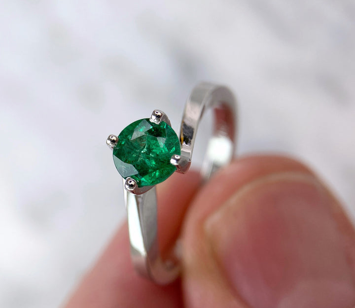 Elegant white gold ring with 0.8 ct emerald: "Joys of the Present"
