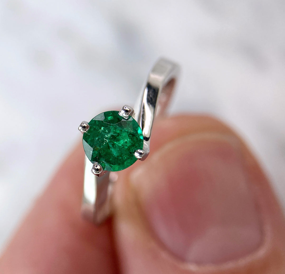 Elegant white gold ring with 0.8 ct emerald: "Joys of the Present"