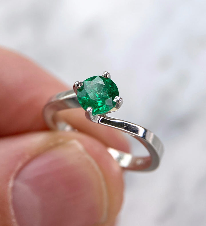 Elegant white gold ring with 0.8 ct emerald: "Joys of the Present"