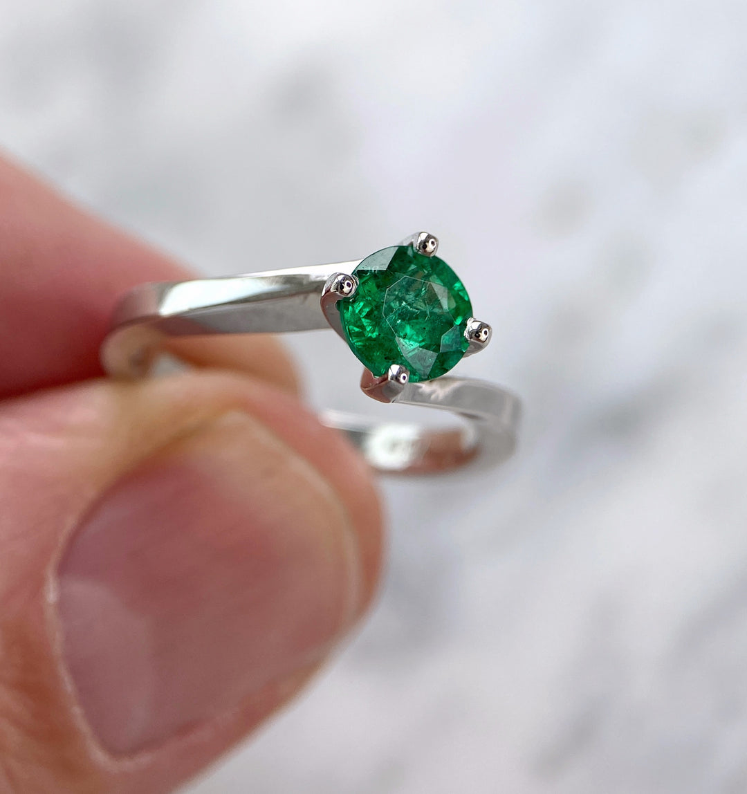 Elegant white gold ring with 0.8 ct emerald: "Joys of the Present"