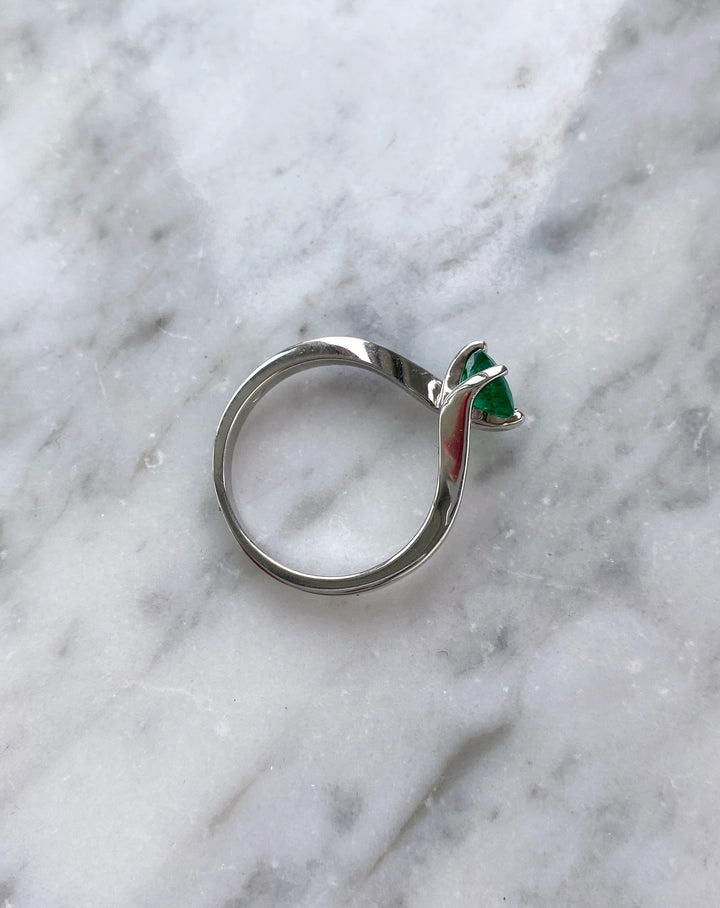 Elegant white gold ring with 0.8 ct emerald: "Joys of the Present"