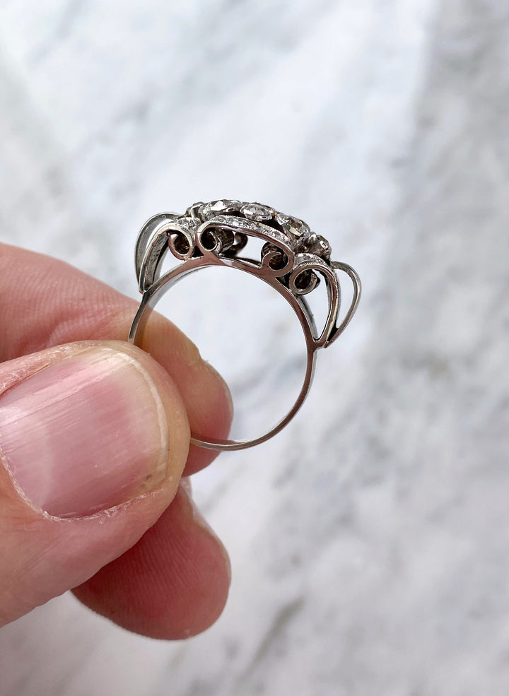 Weißgold Diamant Saphir Ring: "Rythmus der Willenskraft"