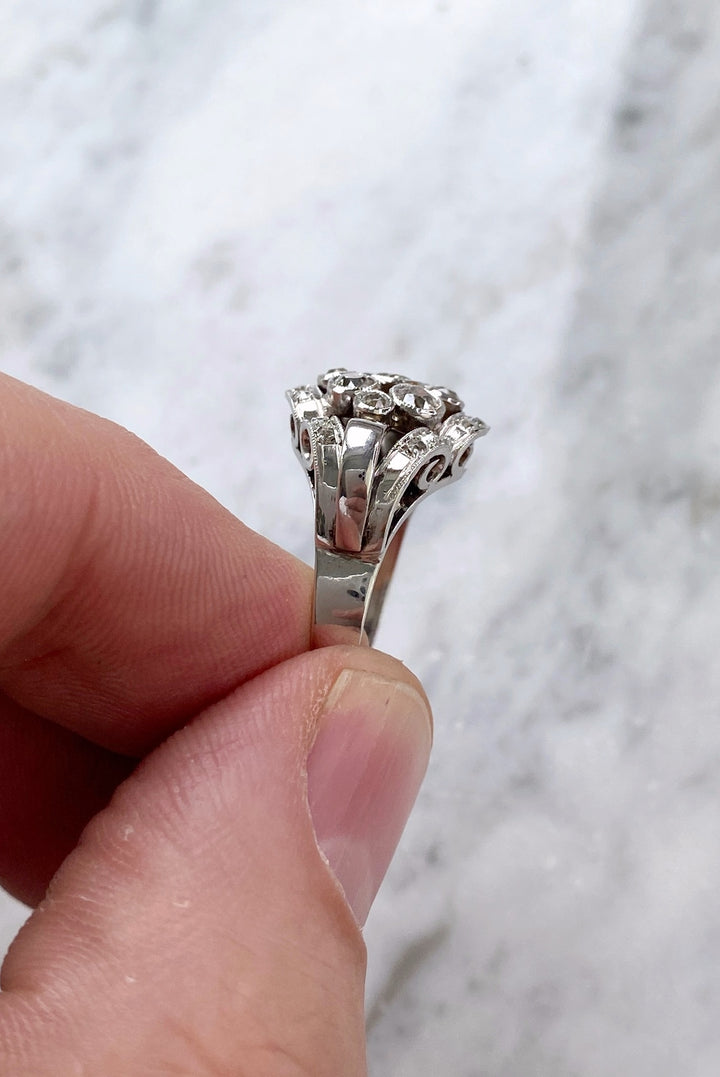 Weißgold Diamant Saphir Ring: "Rythmus der Willenskraft"