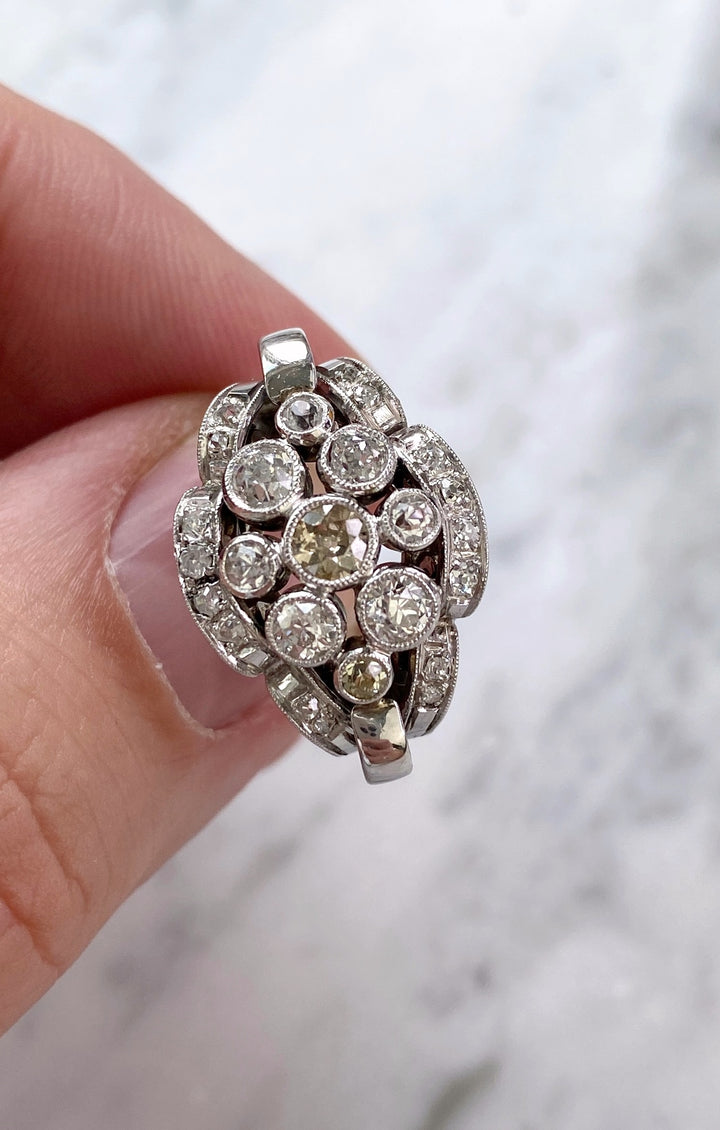 Weißgold Diamant Saphir Ring: "Rythmus der Willenskraft"