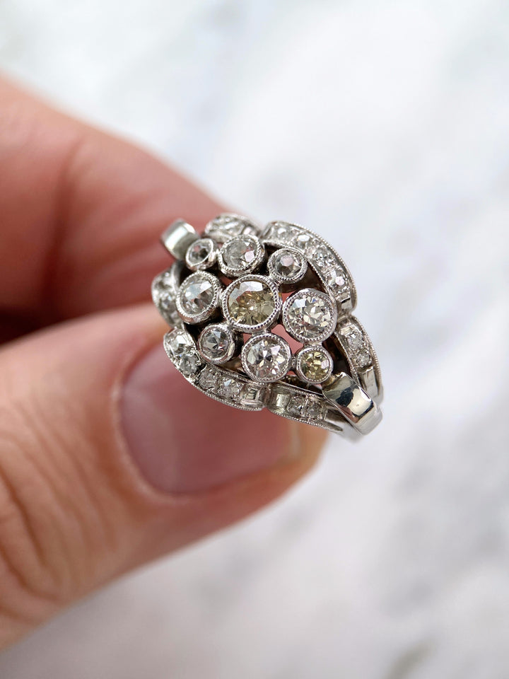 Weißgold Diamant Saphir Ring: "Rythmus der Willenskraft"