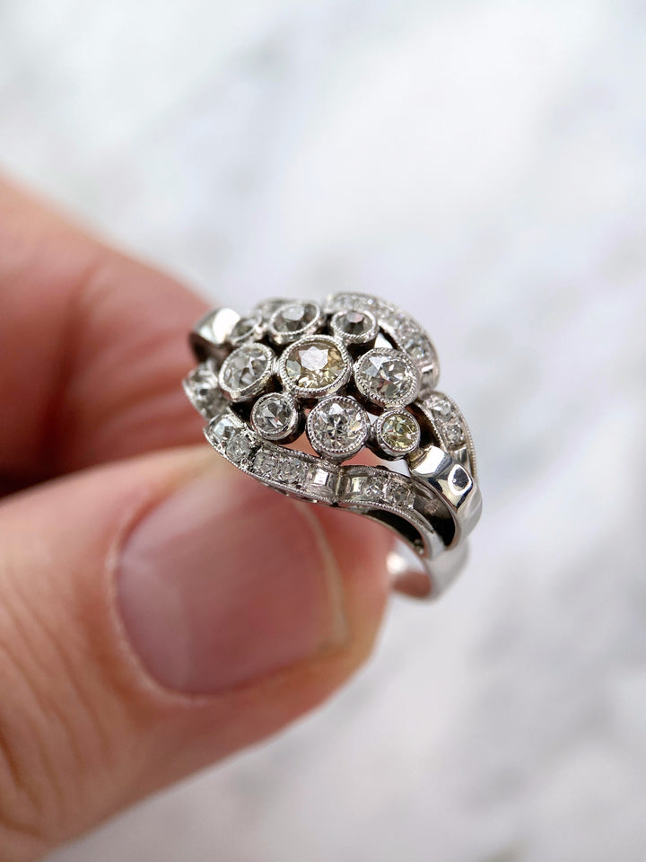 Weißgold Diamant Saphir Ring: "Rythmus der Willenskraft"