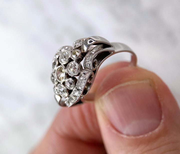 Weißgold Diamant Saphir Ring: "Rythmus der Willenskraft"