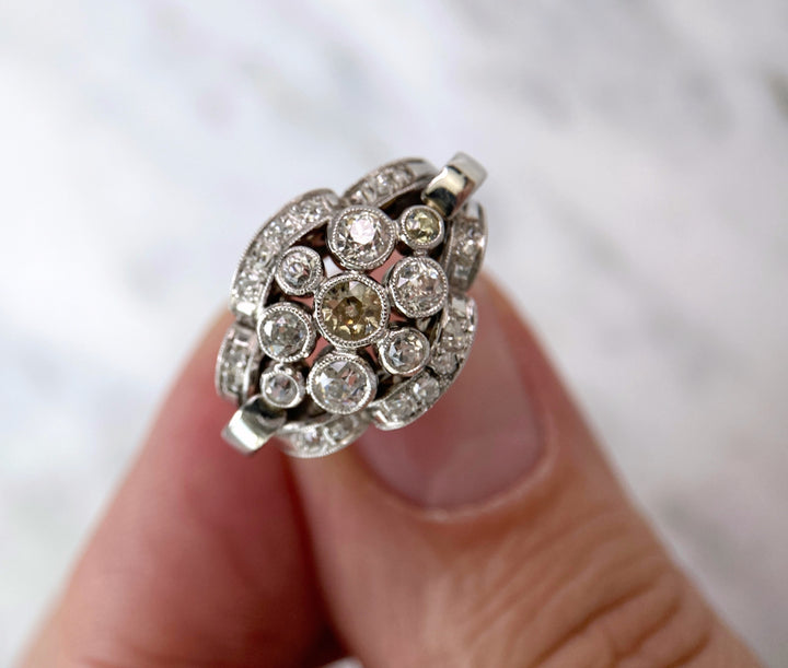 Weißgold Diamant Saphir Ring: "Rythmus der Willenskraft"