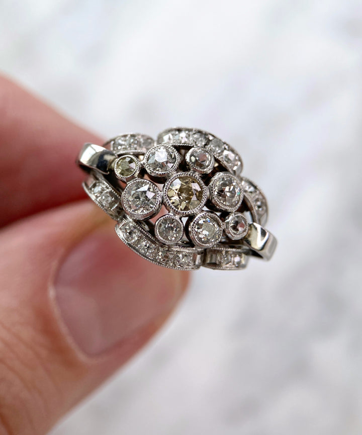 Weißgold Diamant Saphir Ring: "Rythmus der Willenskraft"