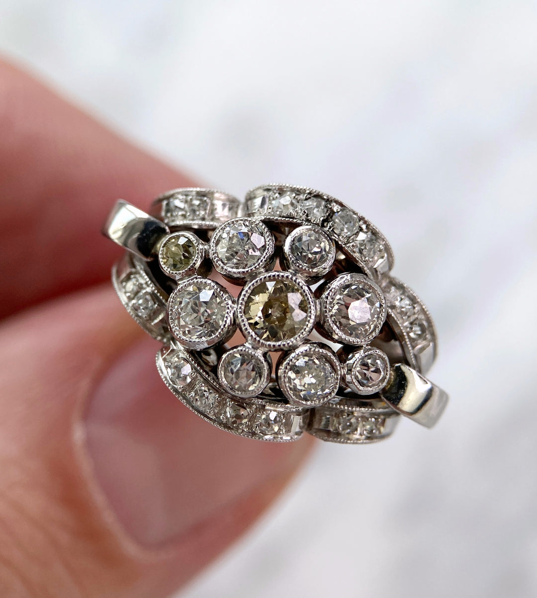 Weißgold Diamant Saphir Ring: "Rythmus der Willenskraft"