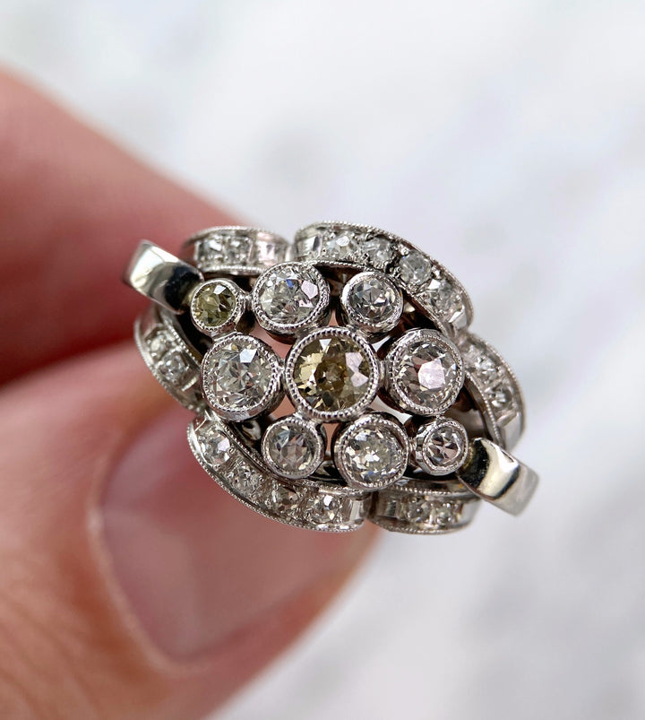 Weißgold Diamant Saphir Ring: "Rythmus der Willenskraft"