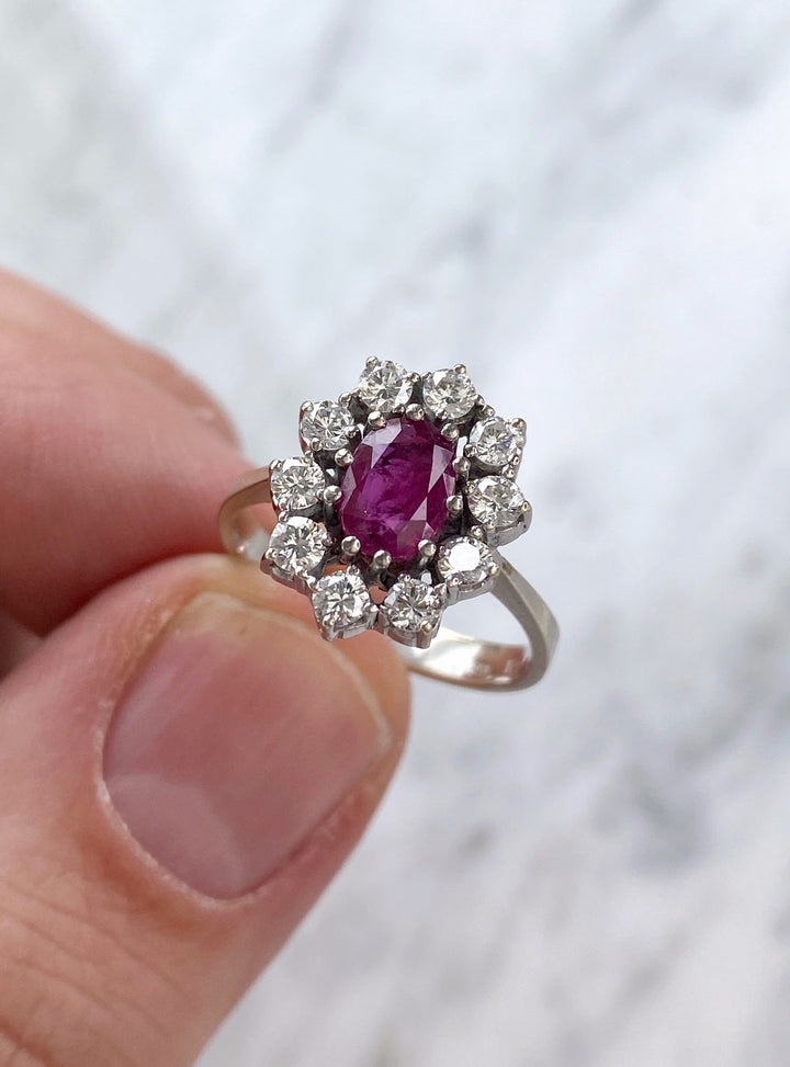 Ring aus Weißgold mit 1 ct Rubin & Diamanten: "Pinke Metamorphose"