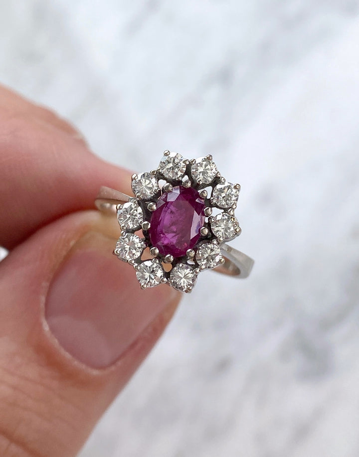 Ring aus Weißgold mit 1 ct Rubin & Diamanten: "Pinke Metamorphose"