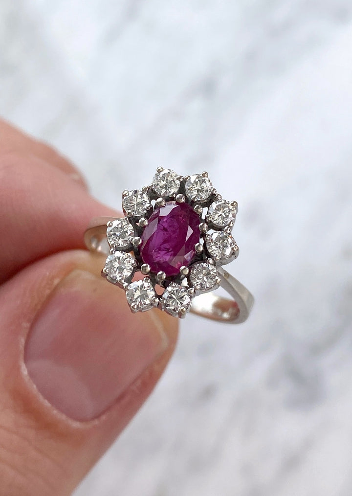 Ring aus Weißgold mit 1 ct Rubin & Diamanten: "Pinke Metamorphose"