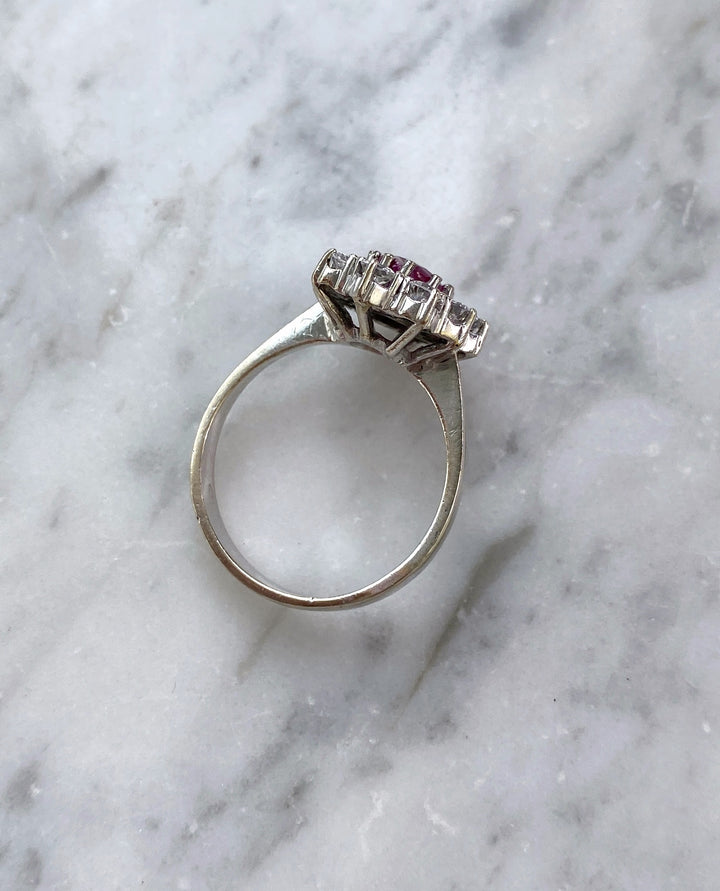 Ring aus Weißgold mit 1 ct Rubin & Diamanten: "Pinke Metamorphose"