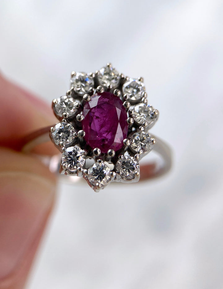 Ring aus Weißgold mit 1 ct Rubin & Diamanten: "Pinke Metamorphose"