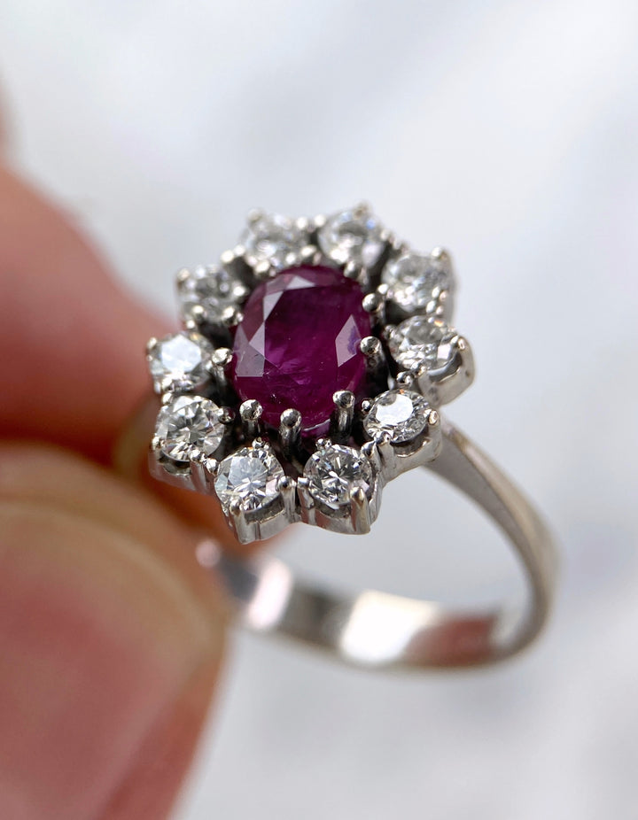 Ring aus Weißgold mit 1 ct Rubin & Diamanten: "Pinke Metamorphose"