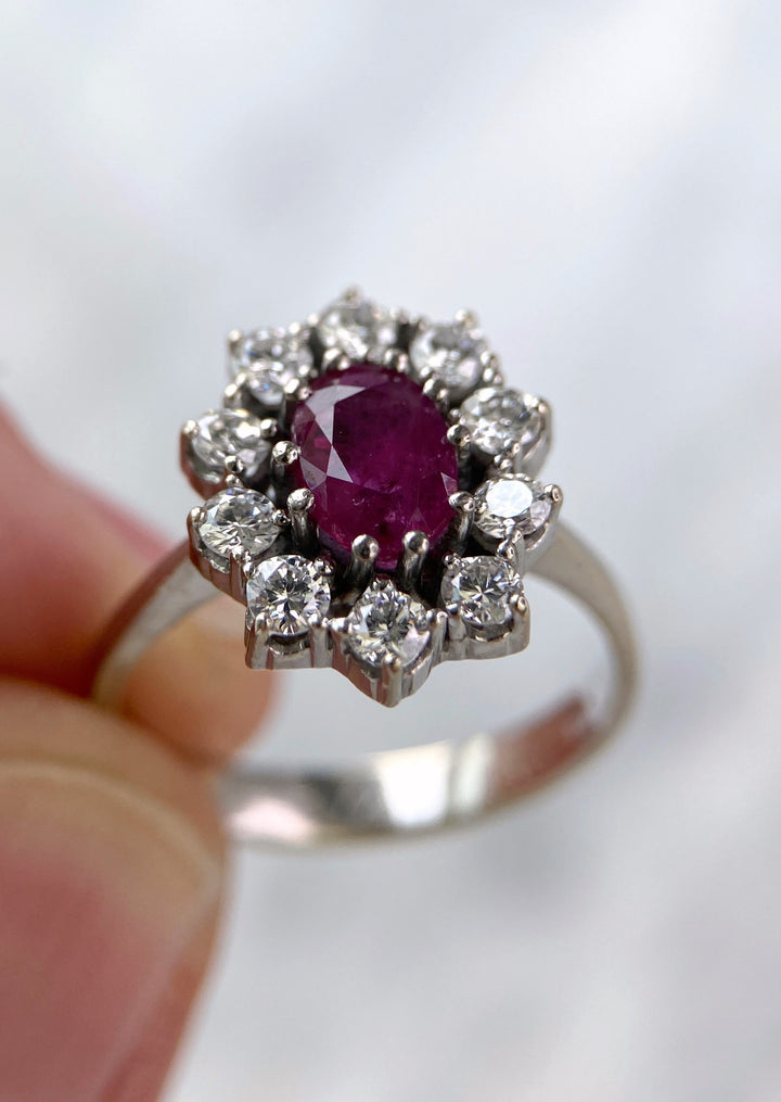 Ring aus Weißgold mit 1 ct Rubin & Diamanten: "Pinke Metamorphose"