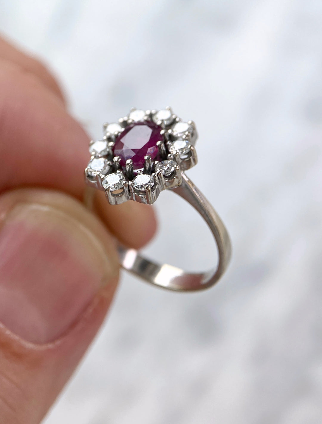 Ring aus Weißgold mit 1 ct Rubin & Diamanten: "Pinke Metamorphose"