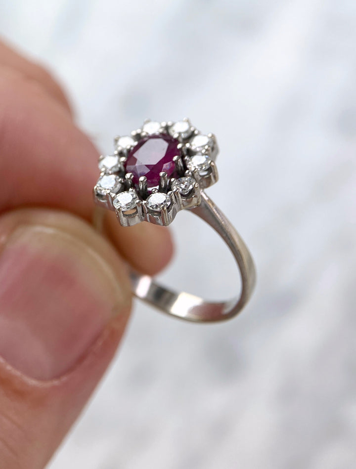 Ring aus Weißgold mit 1 ct Rubin & Diamanten: "Pinke Metamorphose"