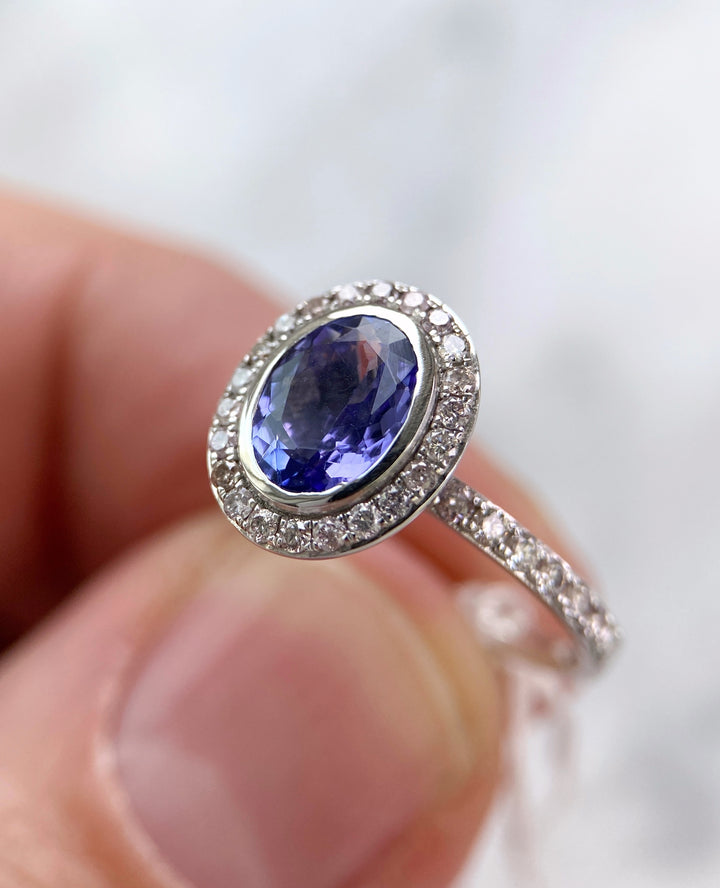 Weißgoldener Ring mit 1,3 ct Tanzanit & Diamanten: "Zart-Lila Frühlingserwachen"