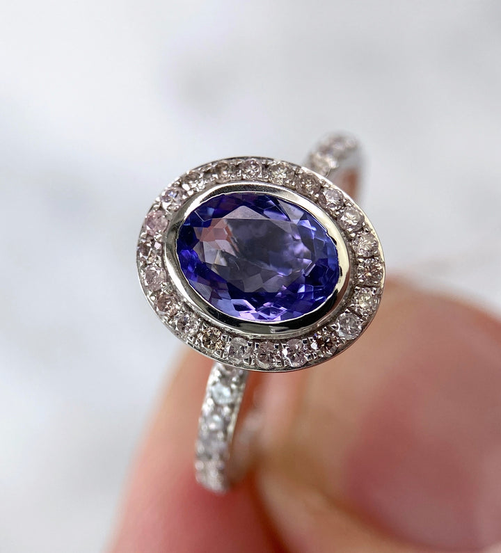 Weißgoldener Ring mit 1,3 ct Tanzanit & Diamanten: "Zart-Lila Frühlingserwachen"