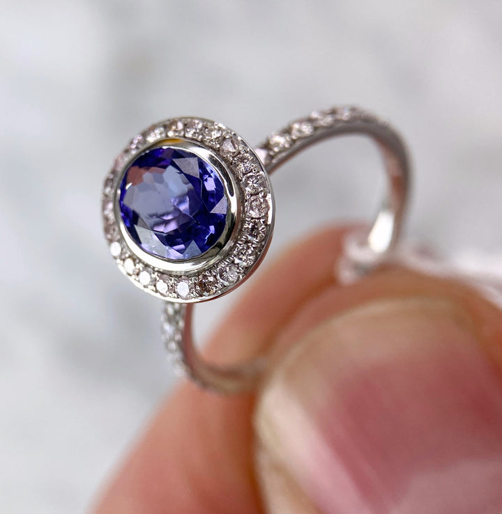 Weißgoldener Ring mit 1,3 ct Tanzanit & Diamanten: "Zart-Lila Frühlingserwachen"