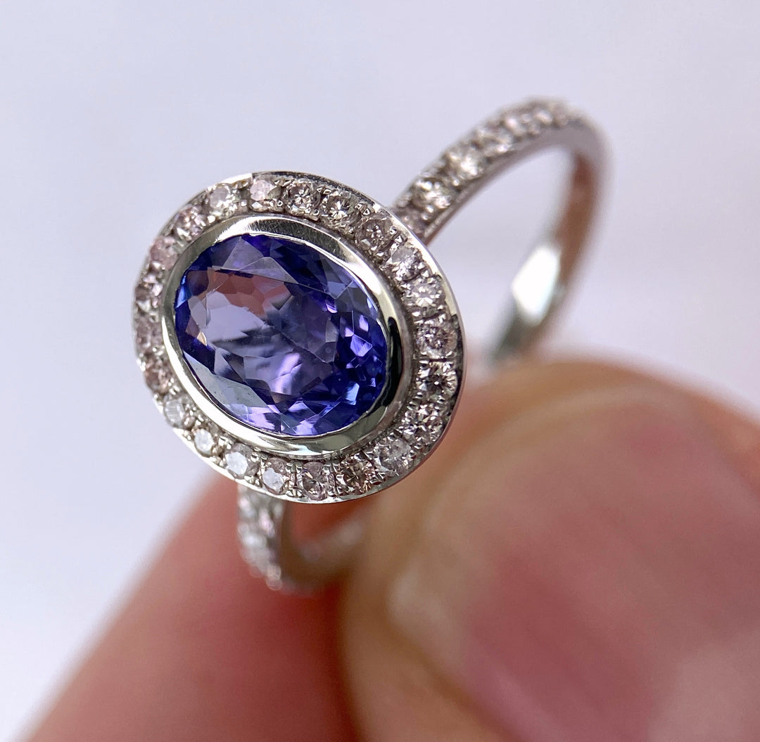 Weißgoldener Ring mit 1,3 ct Tanzanit & Diamanten: "Zart-Lila Frühlingserwachen"