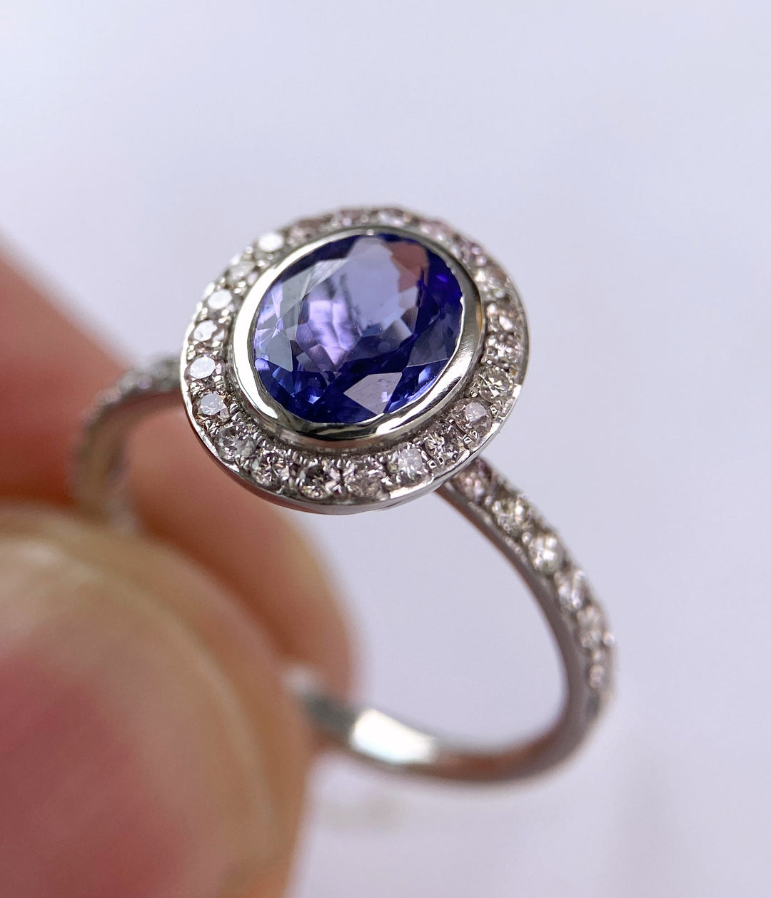 Weißgoldener Ring mit 1,3 ct Tanzanit & Diamanten: "Zart-Lila Frühlingserwachen"