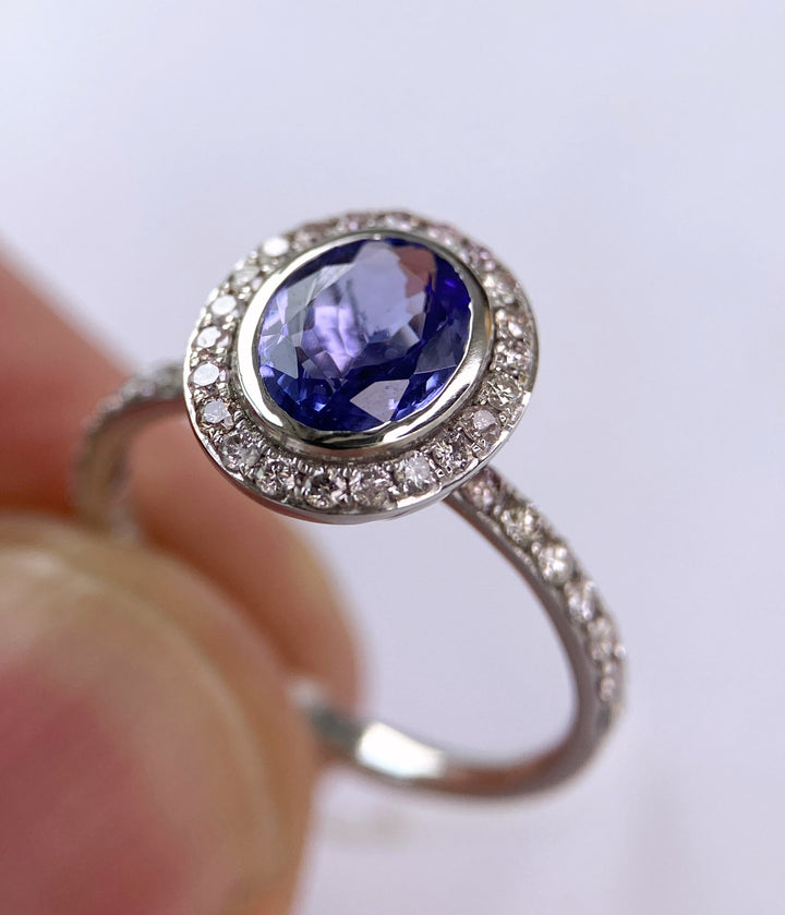 Weißgoldener Ring mit 1,3 ct Tanzanit & Diamanten: "Zart-Lila Frühlingserwachen"