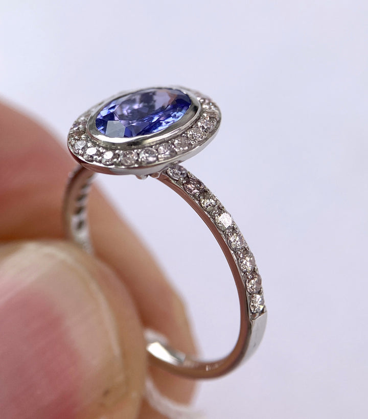Weißgoldener Ring mit 1,3 ct Tanzanit & Diamanten: "Zart-Lila Frühlingserwachen"