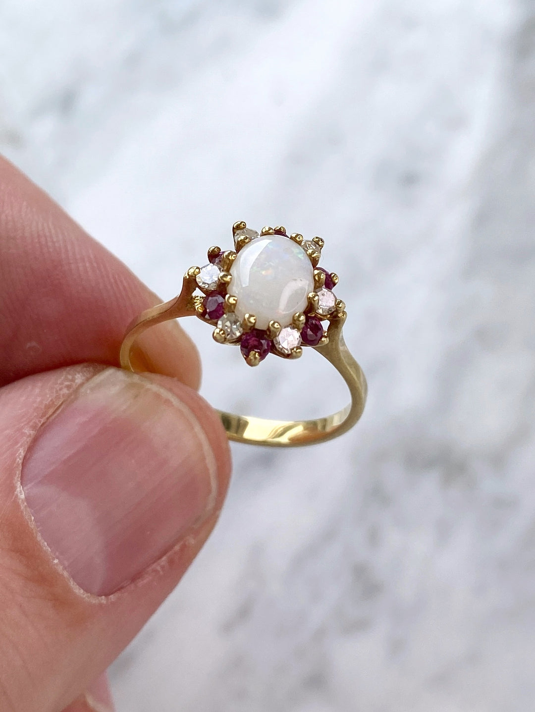 Opalring in Gelbgold mit Diamanten & Rubinen: "Sommerbegegnung"