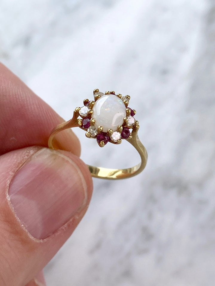 Opalring in Gelbgold mit Diamanten & Rubinen: "Sommerbegegnung"