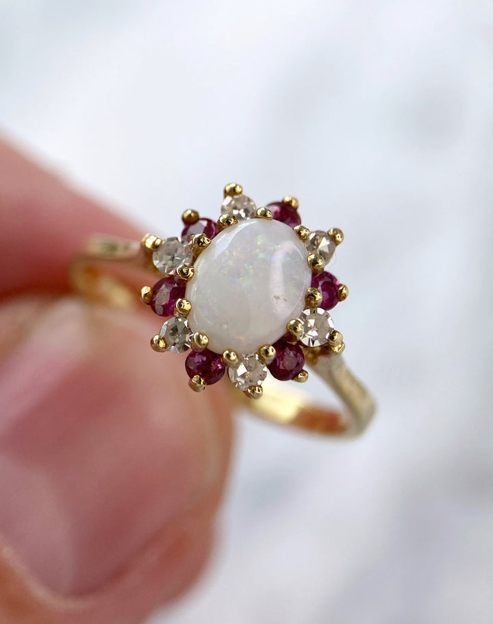 Opalring in Gelbgold mit Diamanten & Rubinen: "Sommerbegegnung"