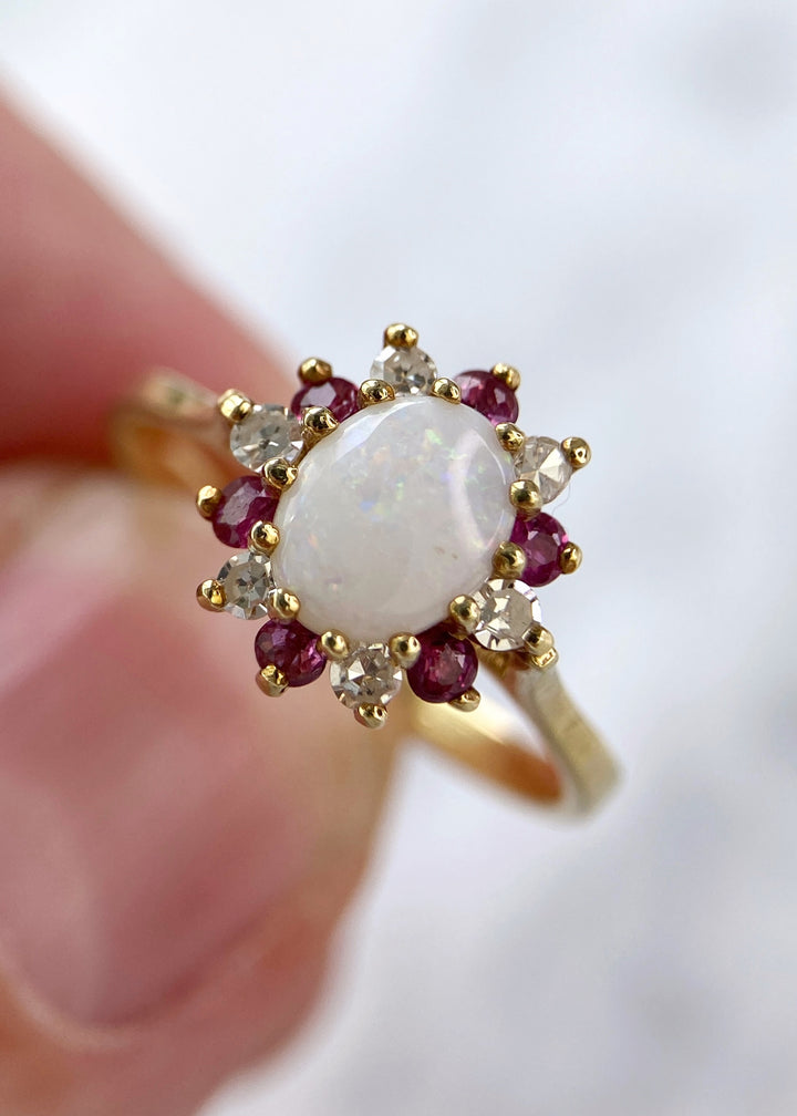 Opalring in Gelbgold mit Diamanten & Rubinen: "Sommerbegegnung"
