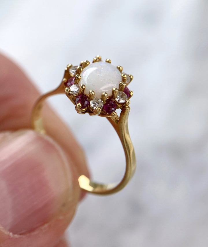 Opalring in Gelbgold mit Diamanten & Rubinen: "Sommerbegegnung"
