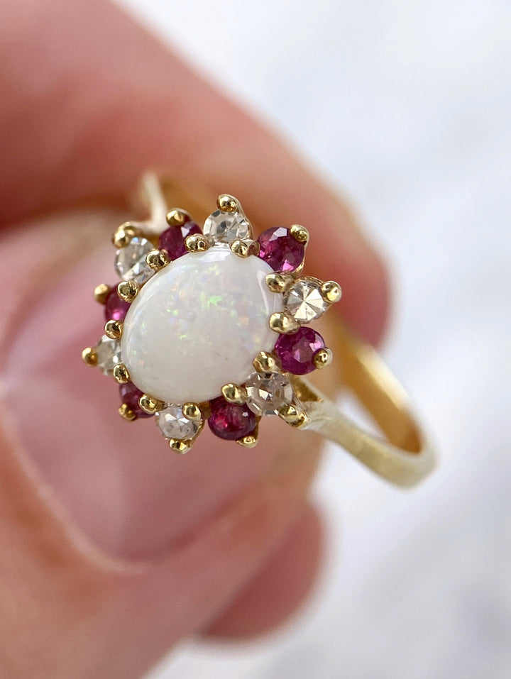 Opalring in Gelbgold mit Diamanten & Rubinen: "Sommerbegegnung"