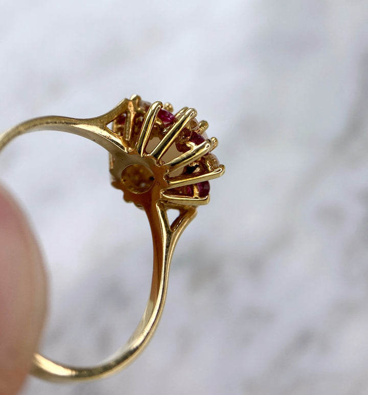 Opalring in Gelbgold mit Diamanten & Rubinen: "Sommerbegegnung"