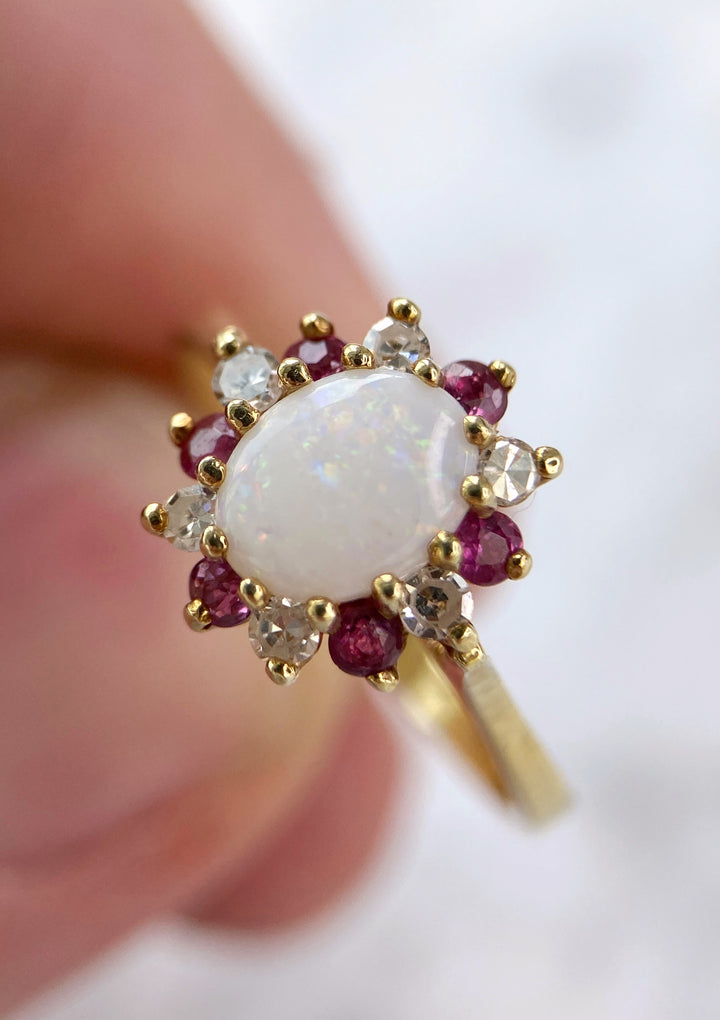 Opalring in Gelbgold mit Diamanten & Rubinen: "Sommerbegegnung"