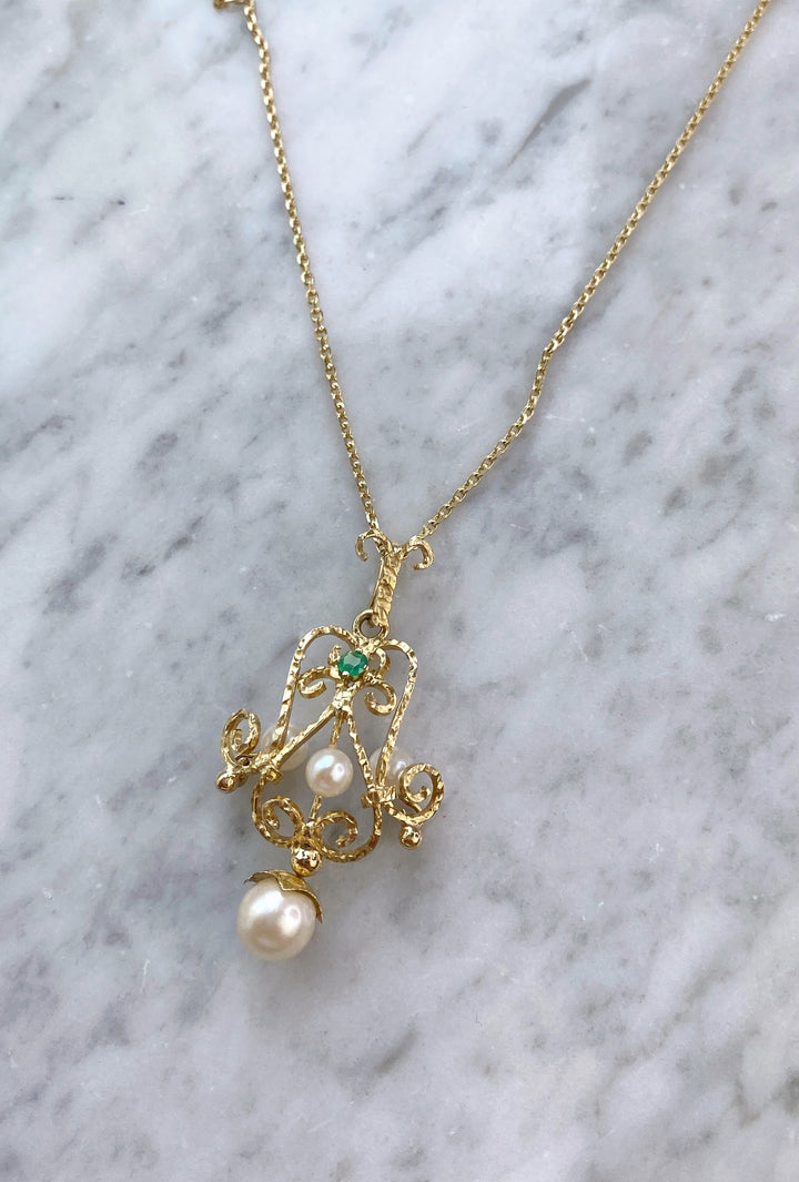Gelbgoldener Anhänger mit Chalcedon Perlen: "Glasperlenspiel"