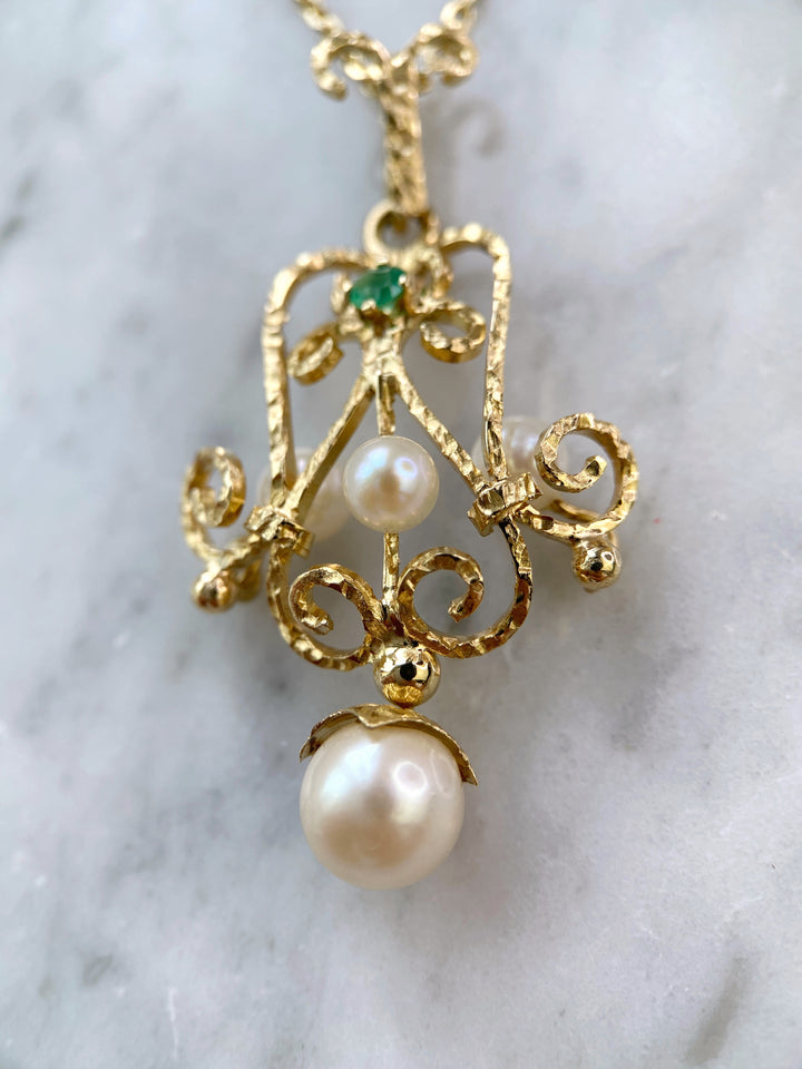 Gelbgoldener Anhänger mit Chalcedon Perlen: "Glasperlenspiel"