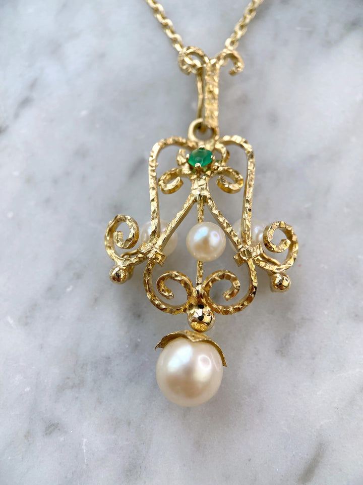 Gelbgoldener Anhänger mit Chalcedon Perlen: "Glasperlenspiel"